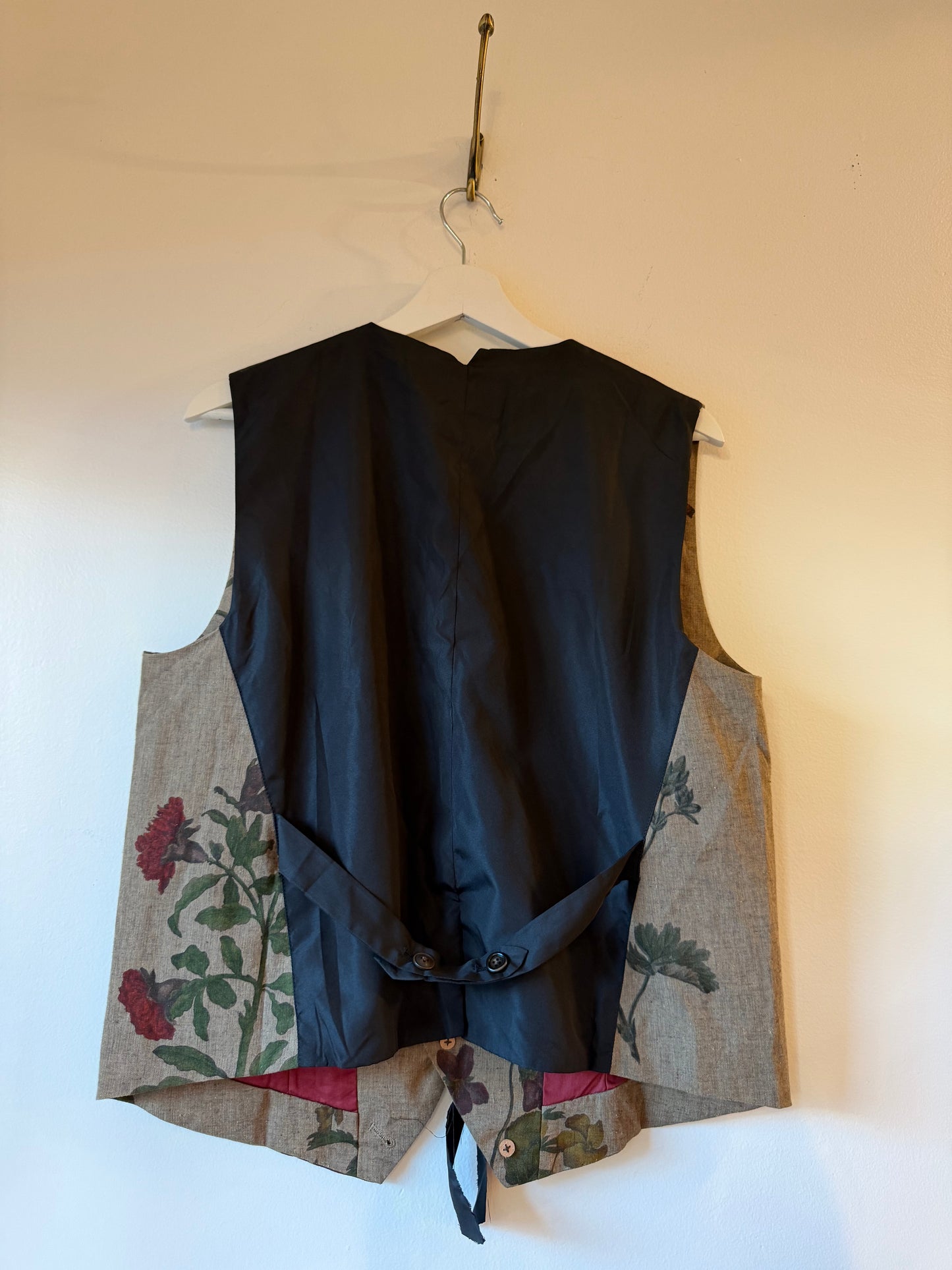 Aleksandr Manamïs - Vest in Automne Rouge- Floral or Black Rose