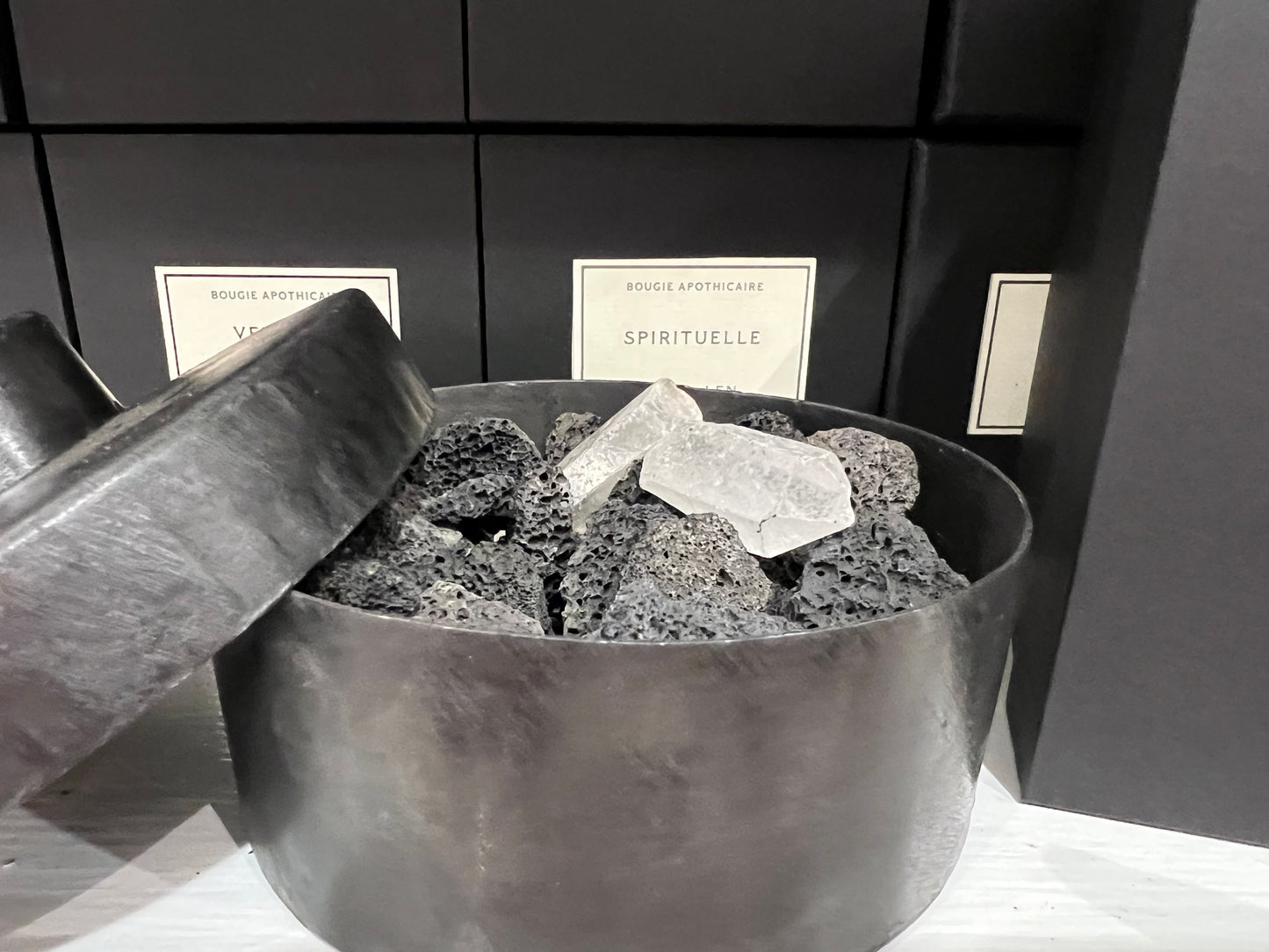 Mad et Len Bougie Apothicaire - Lava/Crystal Potpourri in Flat Petite Tin