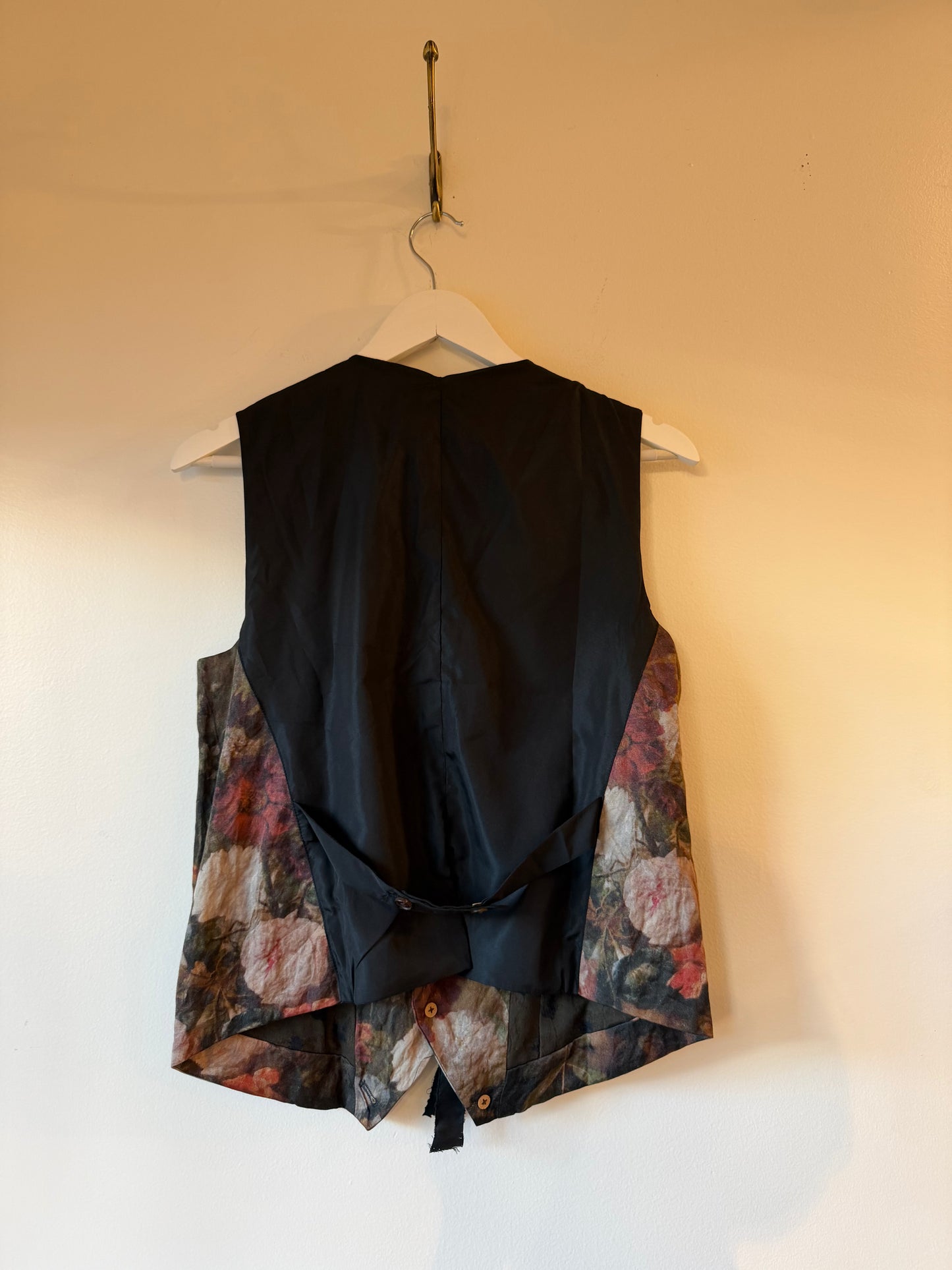 Aleksandr Manamïs - Vest  in Automne Rouge- Floral  or Black Rose