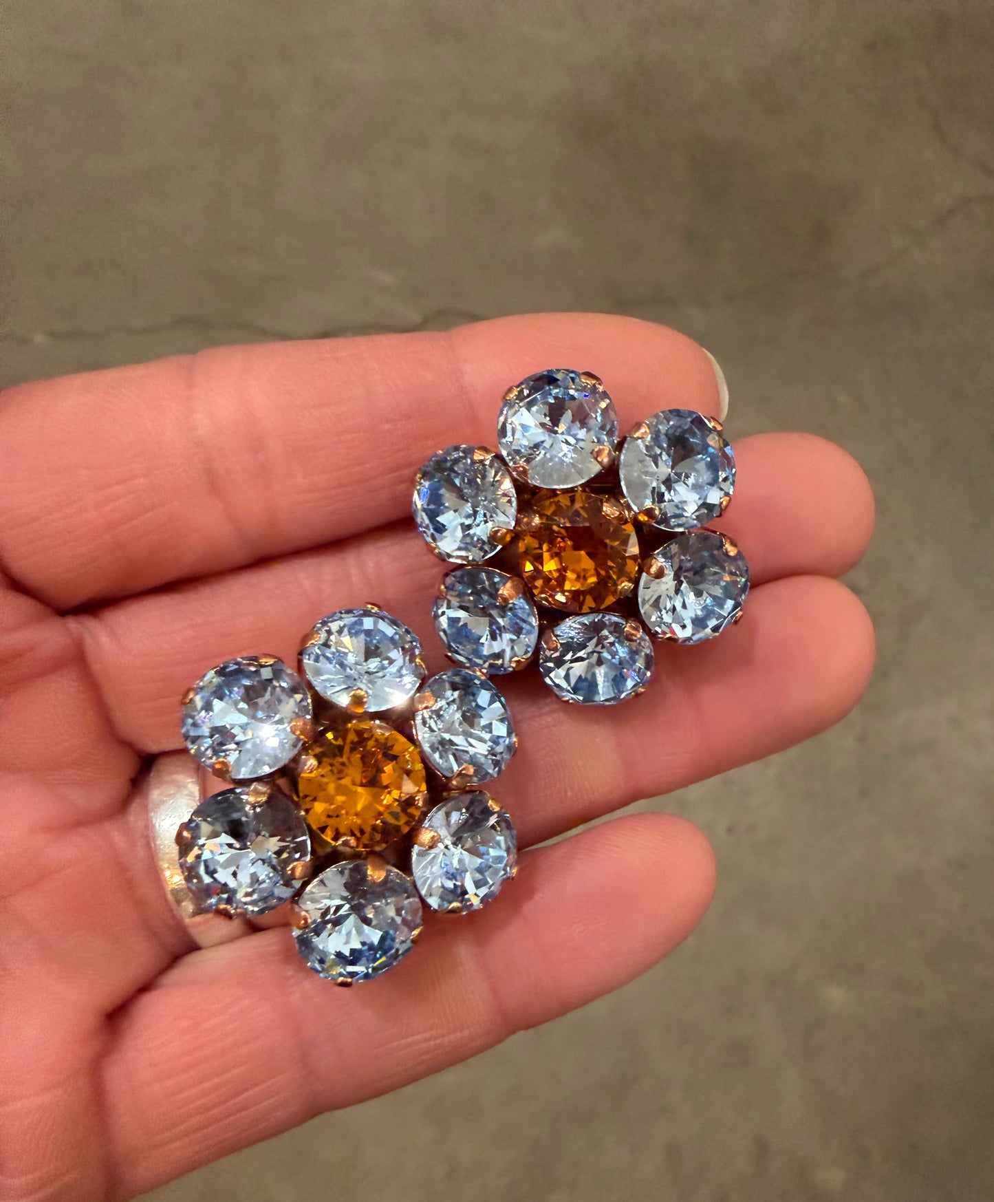 Alba Bijoux - Flower Clip Earrings