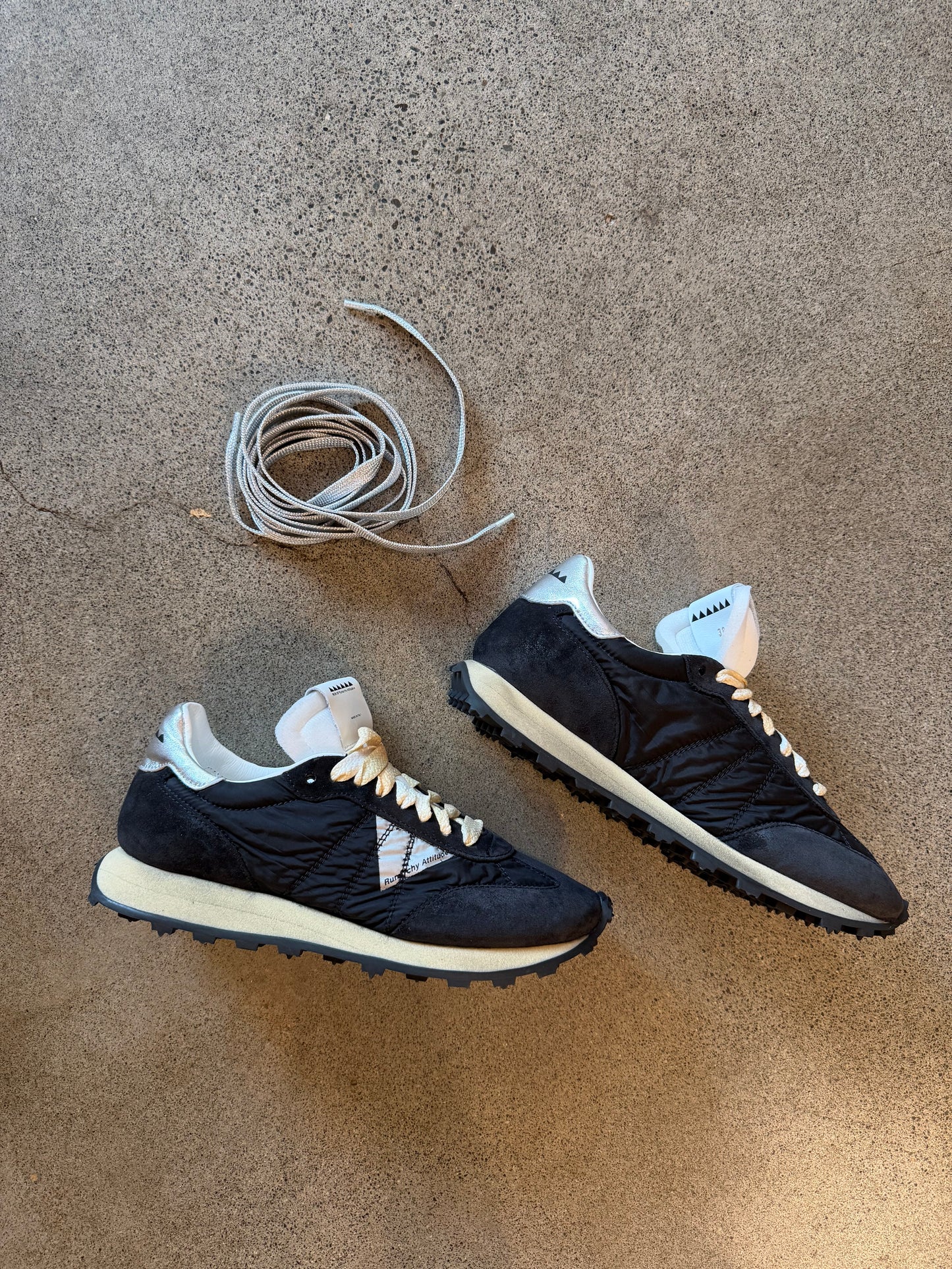 Run of  - Sparta  Women  Runner in Black or in Tan