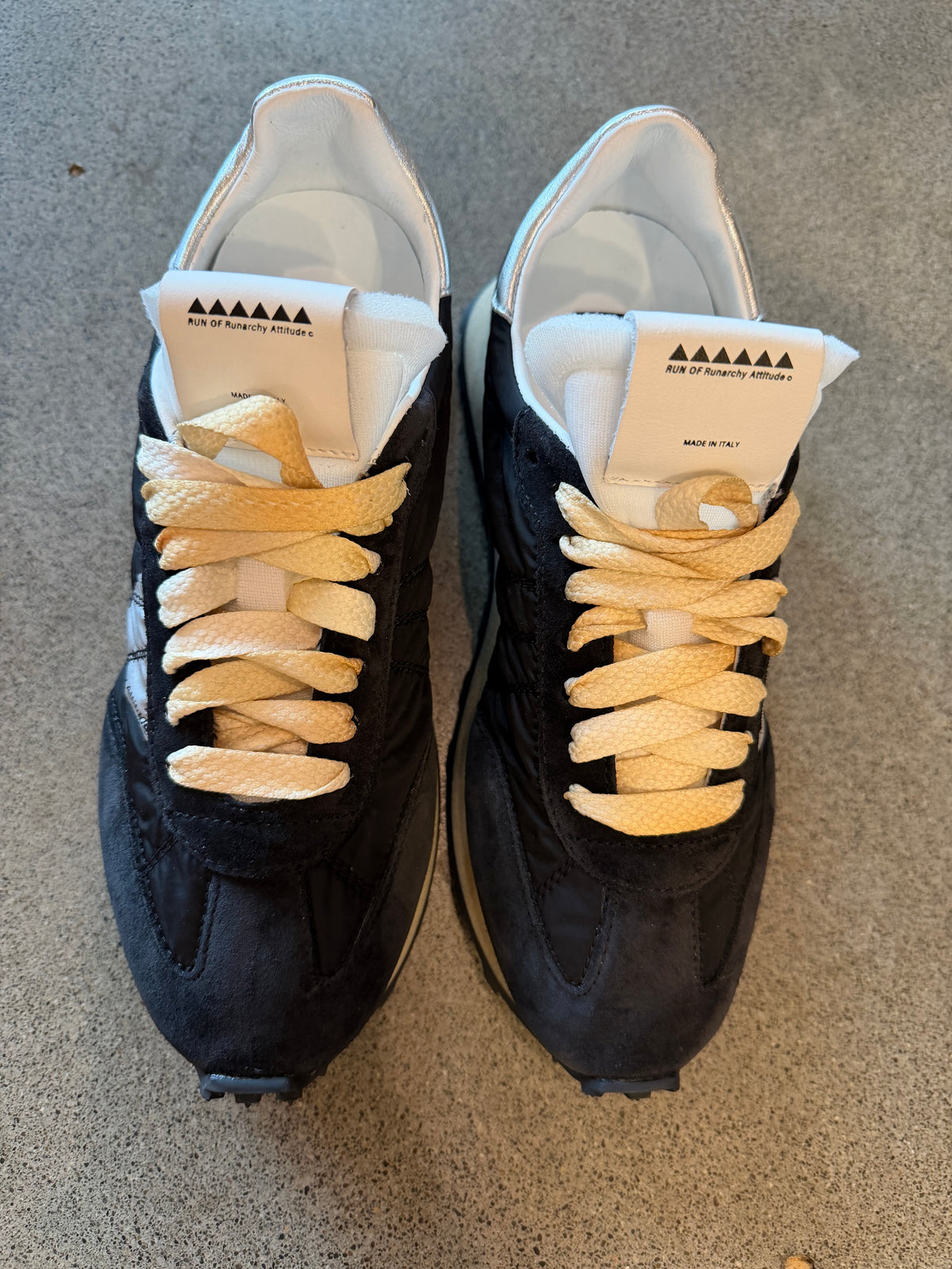 Run of  - Sparta  Women  Runner in Black or in Tan