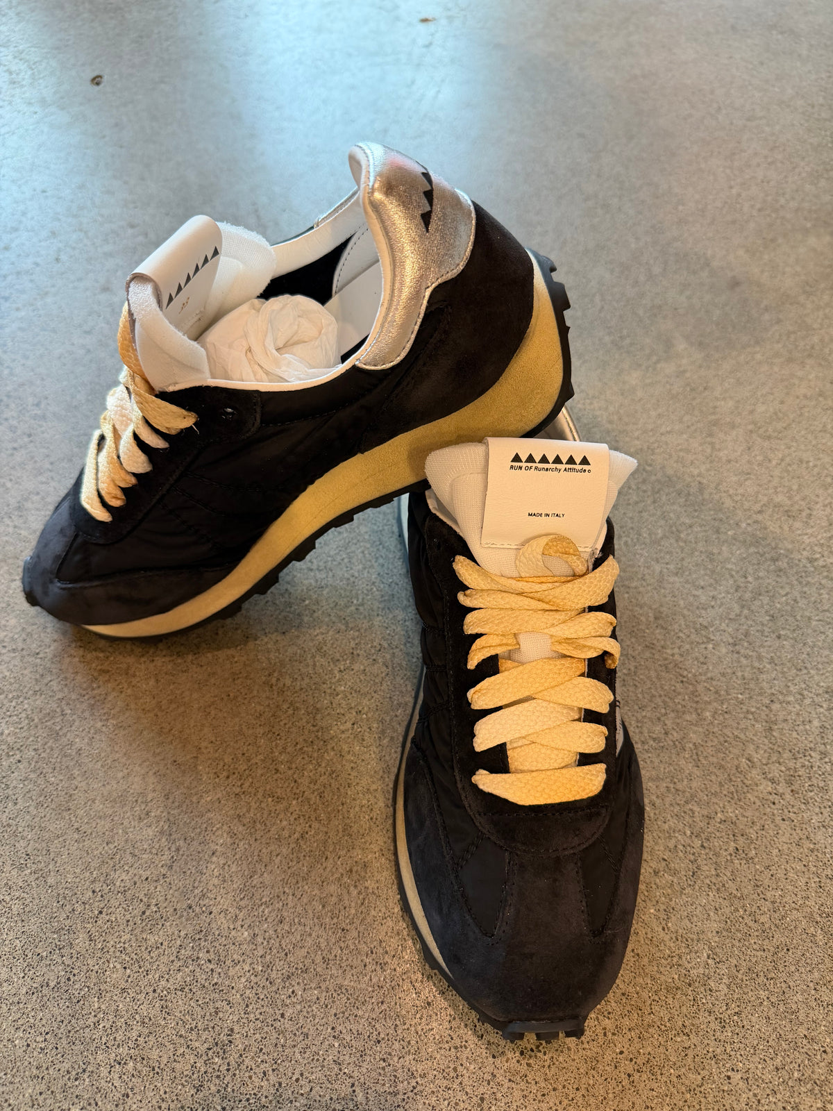 Run of  - Sparta  Women  Runner in Black or in Tan