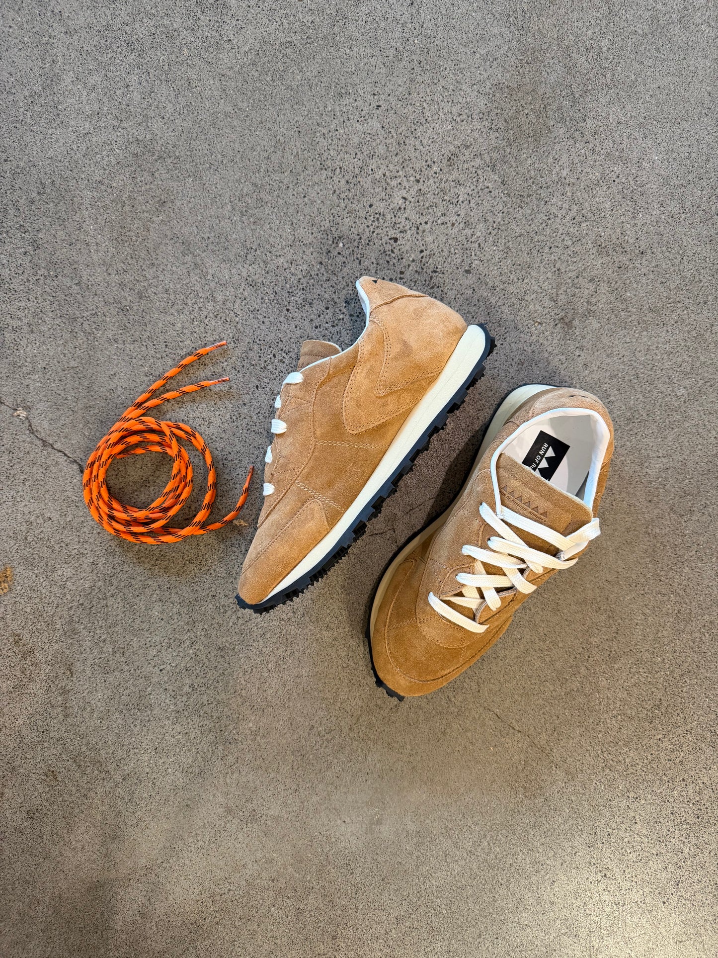 Run of  - Sparta  Women  Runner in Black or in Tan