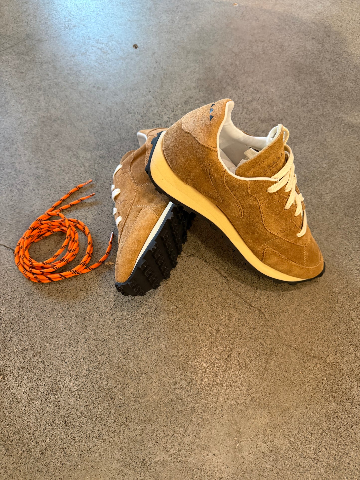 Run of  - Sparta  Women  Runner in Black or in Tan