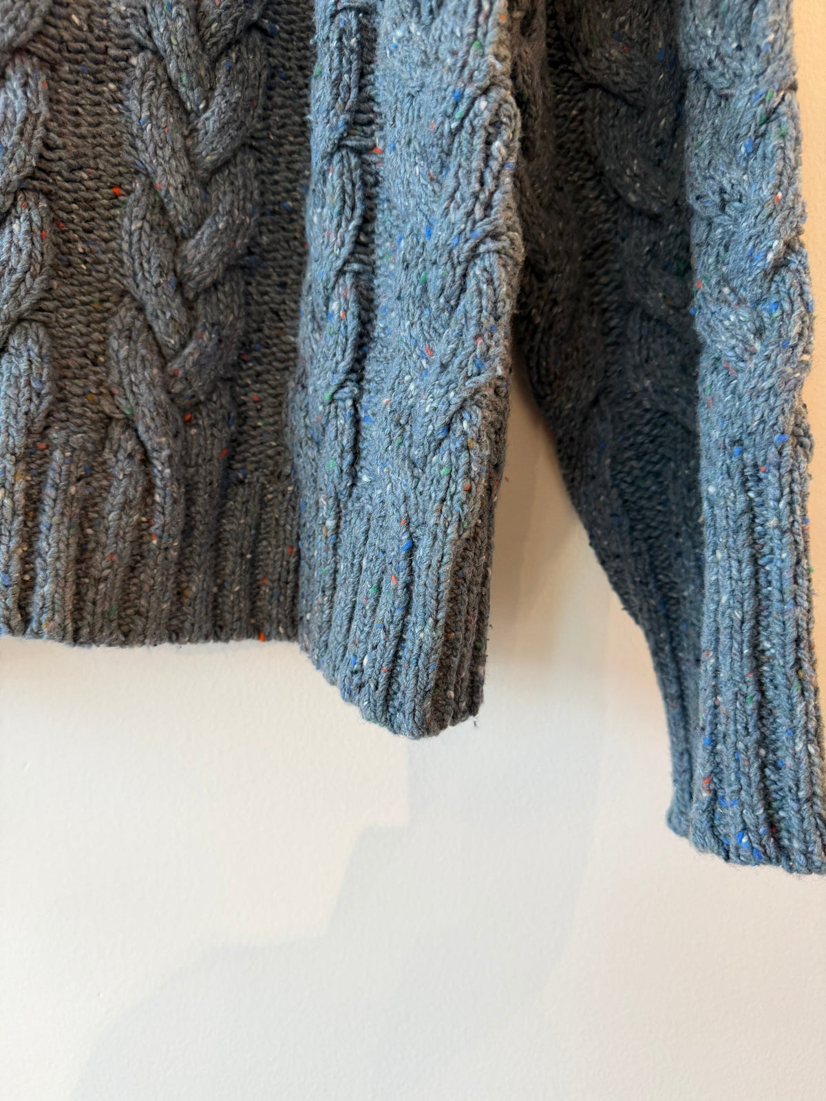 Hannes Roether - Cable knit in Cloudy Blue With Speckles