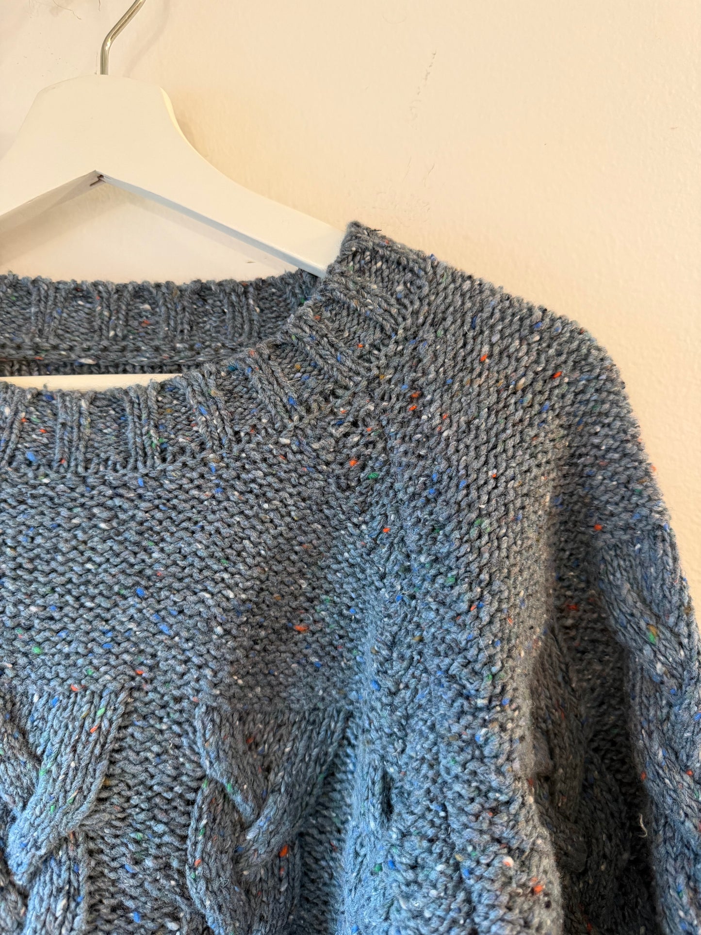 Hannes Roether - Cable knit in Cloudy Blue With Speckles