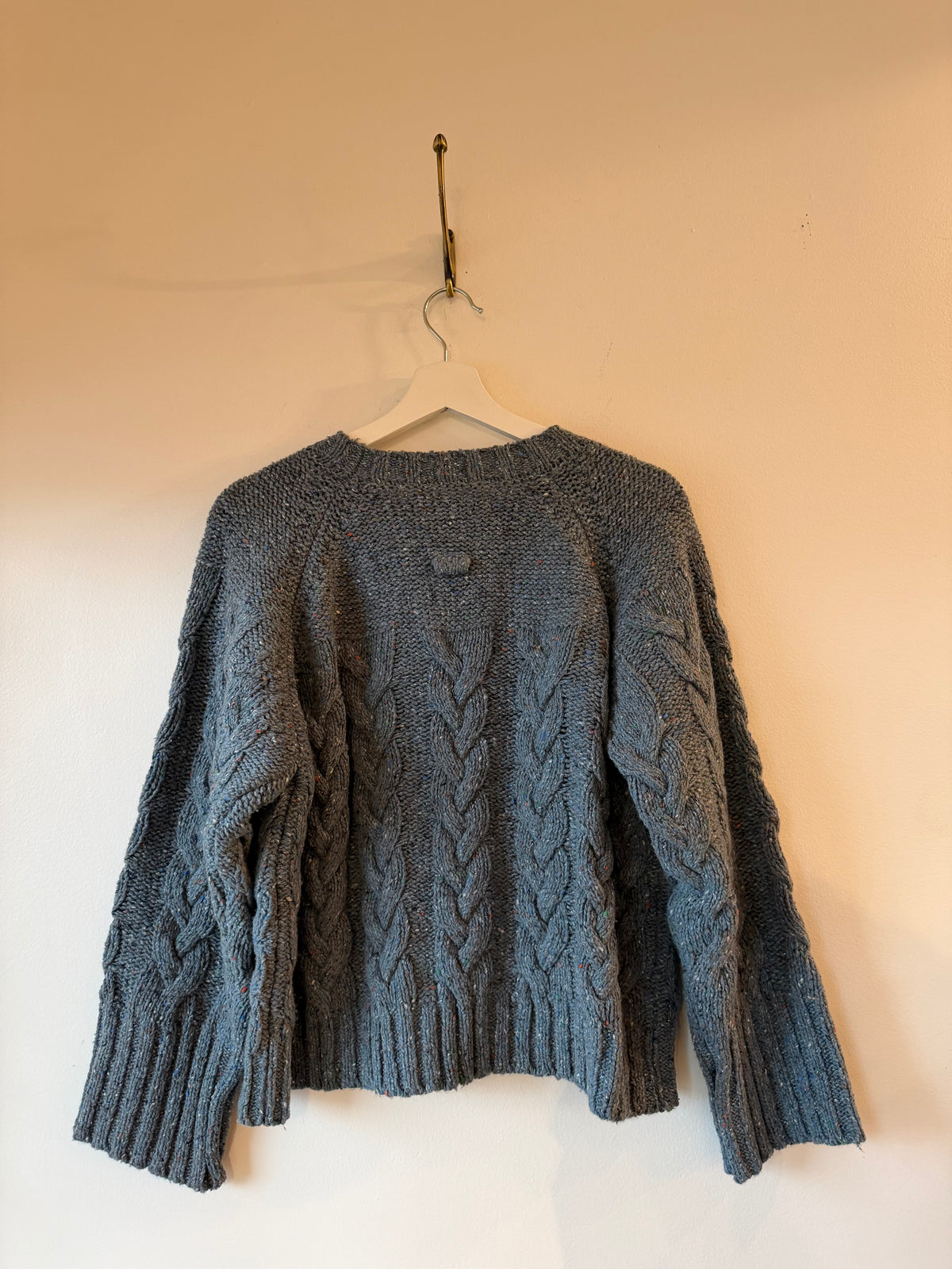 Hannes Roether - Cable knit in Cloudy Blue With Speckles