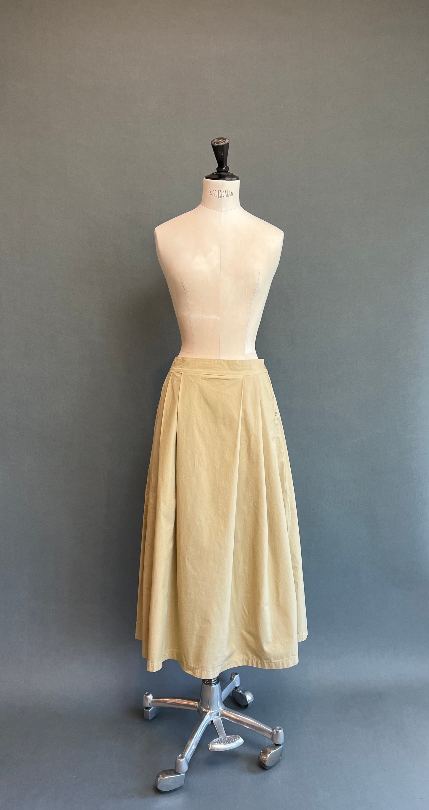 Labo Art- Pleated skirt in Khaki
